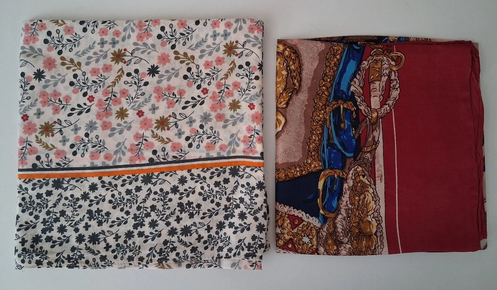 Lot de 2 foulards carrés différents